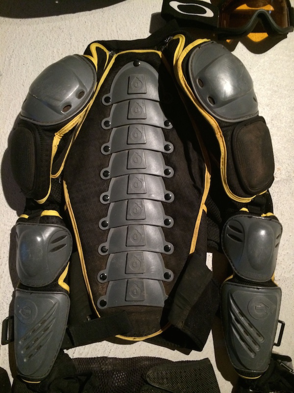 2010 full armor and helmet - Good for starter kit