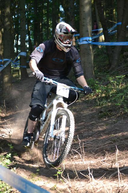 Mike had a hard race with a big over the bard crash on the last warm up run but managed to improve on his second run....and kicked some loam up which is way cooler than racing anyway..mmmm loam...thanks to ride down Paul ' broken back ' Monteith for the shots yo