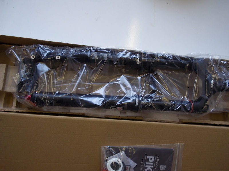 27.5 160mm RCT3

Brand new and unused, uncut steerer, spare seals and 2 tokens