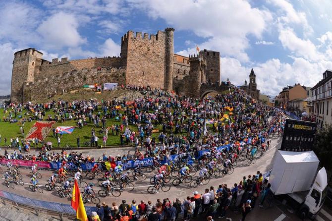 Passing the Ponferrada castle...  

Photo credit © Tim de Waele/TDW Sport