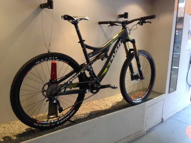 New Pivot Mach 6 Carbon