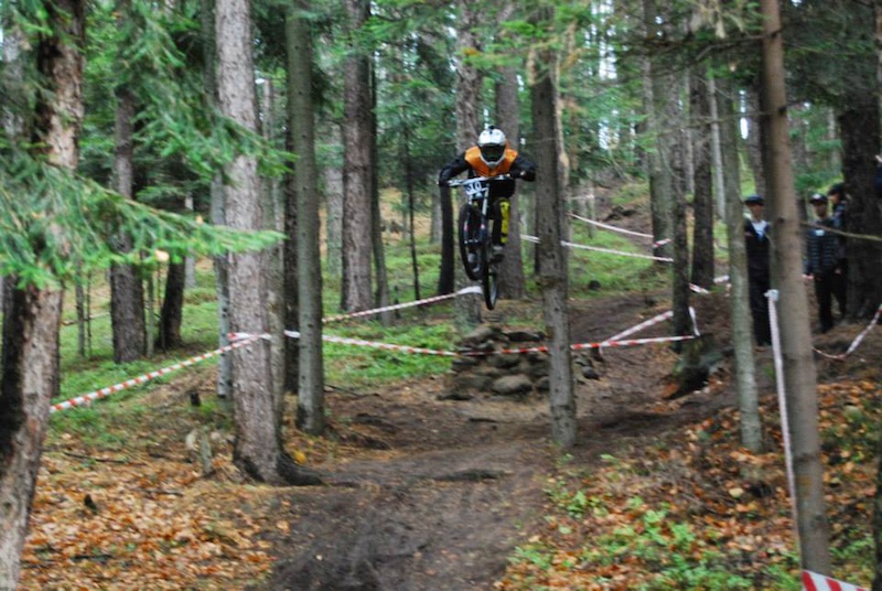 Local series of downhill practise . 
Awesome trail and competition .