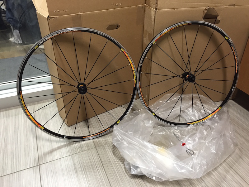 MAVIC Aksium 700c wheelset NEW! For Sale