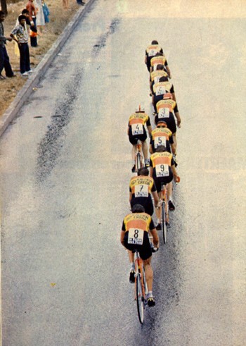 L'équipe 
Ti-Raleigh
(Hollande)
pendant le c.l.m entre
Narbonne et Carcassonne
du
68éme Tour de France.
-------
La 5éme étape contre la montre du 
24 juillet 1981,
Narbonne (plage)-Carcassonne
(77,2 kms)
est remportée par l'équipe
Ti-Raleigh
avec dans ses rangs:
Gerrie Knetemann, Joop Zoetemelck, Johan Van de Velde,
Ludo Peeters, Jan Raas, Henk Lubberding, Aad Van Den Hoek,
Urs Freuler, Cees Priem, Ad Wijnands, Frank Hoste.