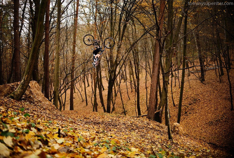 Autumn flipping. Photo by www.tommysuperstar.con