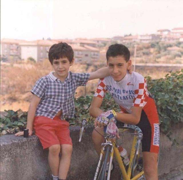 vincenzo nibali with her brother