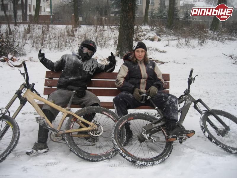 Me and Lipa on the bench. Fucked up idea to go out for huckin in snow....