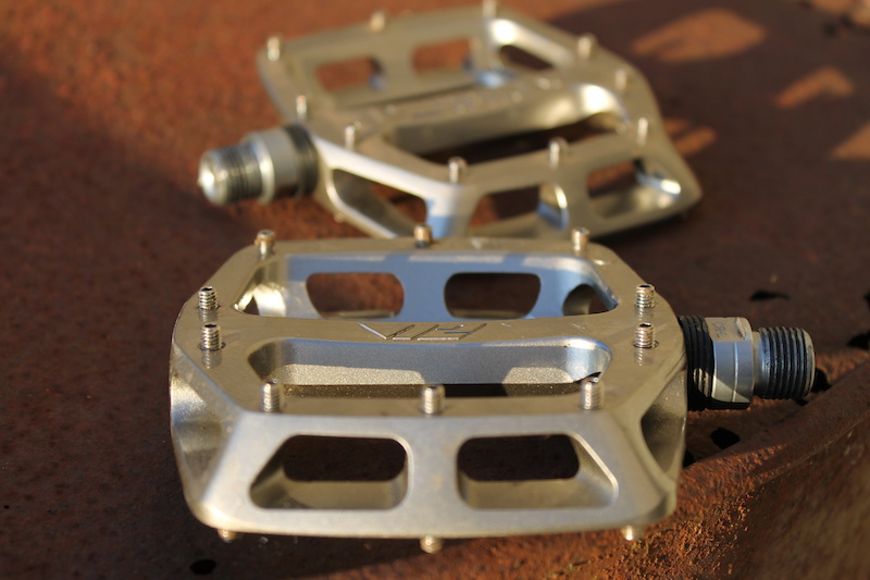 dmr v12 magnesium flat pedals