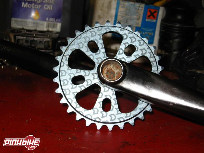 new mutiny sprocket 30 tooth, dont my cranks look healthy inside =S