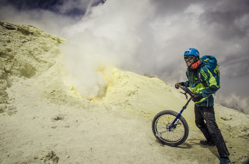 Sulfur fume doesn t really help getting up there Pic by Mohammad Hajabolfath