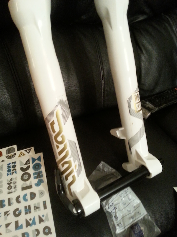 Rock Shox Domain 318 RC Forks in White 160mm Travel 20mm Maxle 1.5 Steerer
Brand new never used. Not sure of year..
Steerer is 265mm. Has Star spangled nut and external rebound adjuster never fitted. Has some decals you can see in pics.
£160 posted
