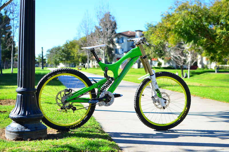 2010 TRADE: Santa Cruz V10 Small Green. Looking for Enduro Bike 2
