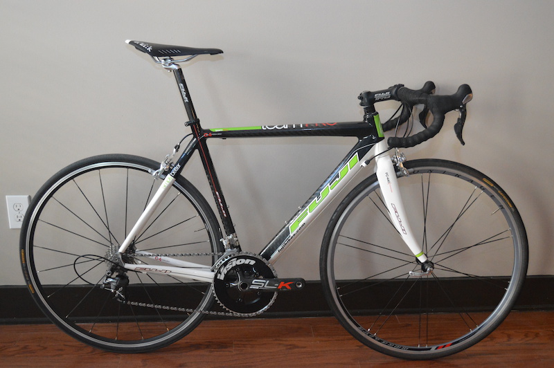 Fuji team pro carbon best sale road bike