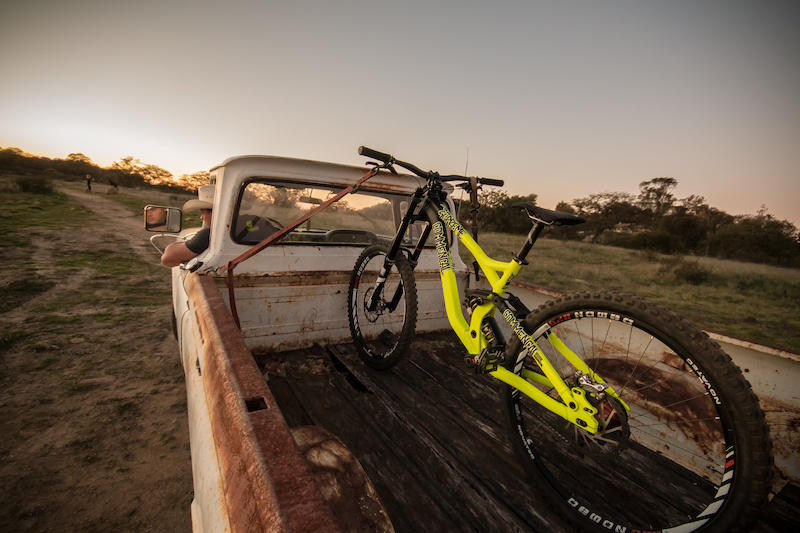 Kyle Strait Commencal