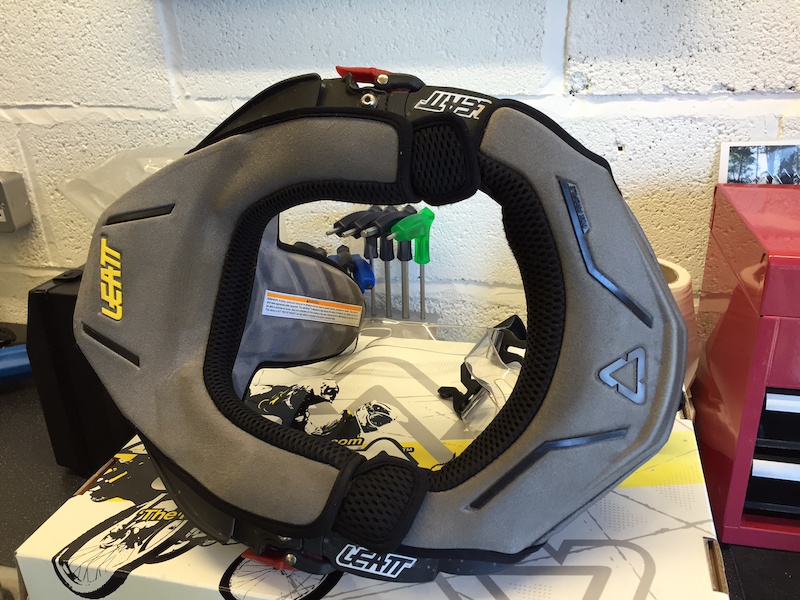 Leatt DBX Comp 2 neck brace For Sale