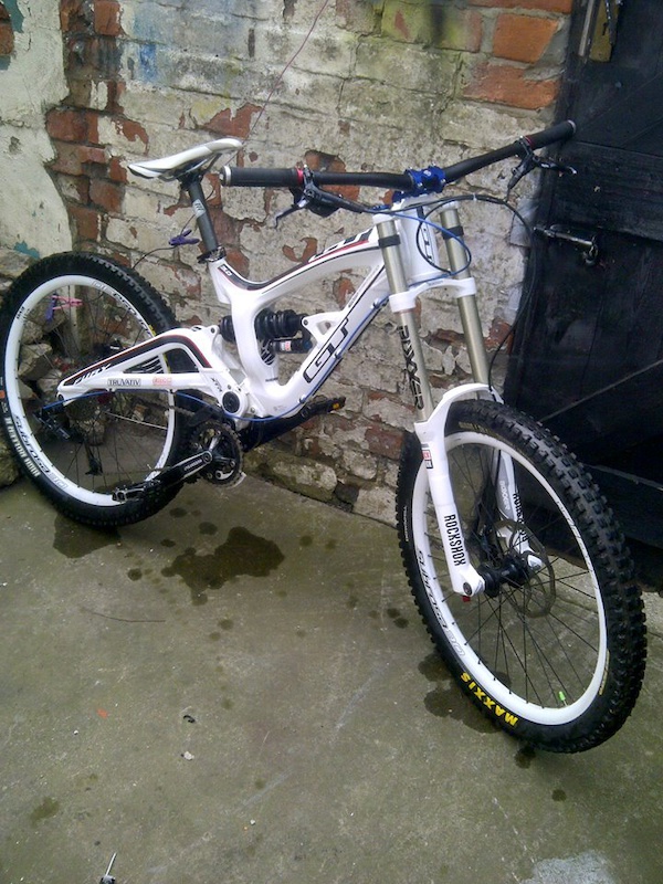 gt fury 3.0 downhill bike