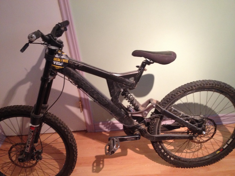 black cannondale road bike