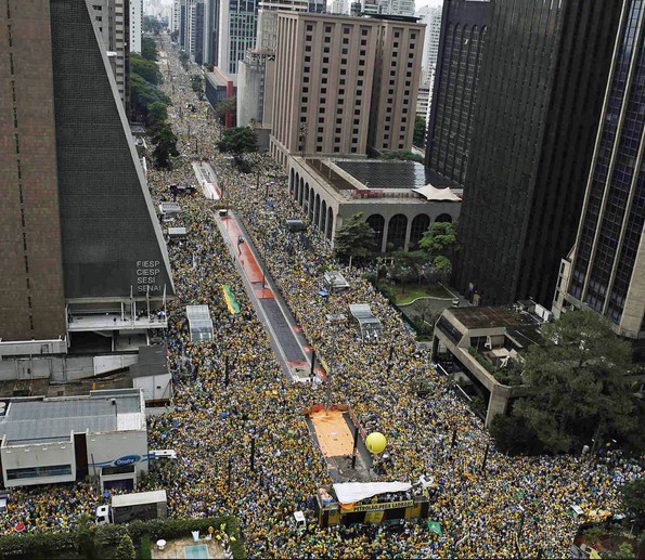 Brazilian people went to street against corruption of  red government of PT, Dilma and Lula.