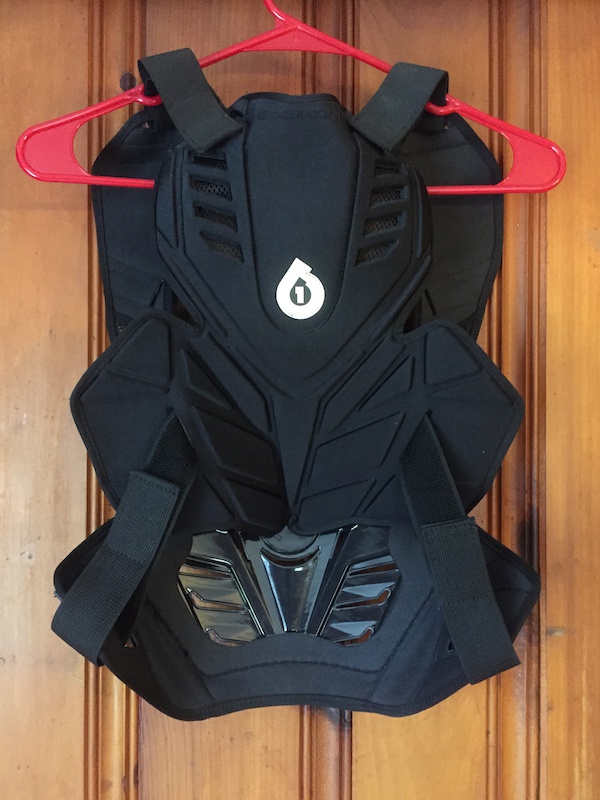 2015 New sixsixone chest protector