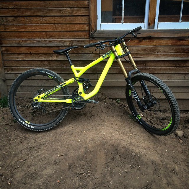 My new 2014 Commencal Supreme DH 650B.
