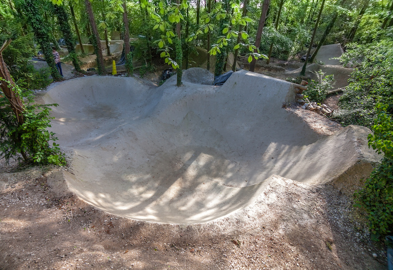 Scoping for a forthcoming shoot.
It may look like Hugh Hefner's drained pool but infact its a crazy clay bowl at PSA trails, this place is f'kn mindblowing!