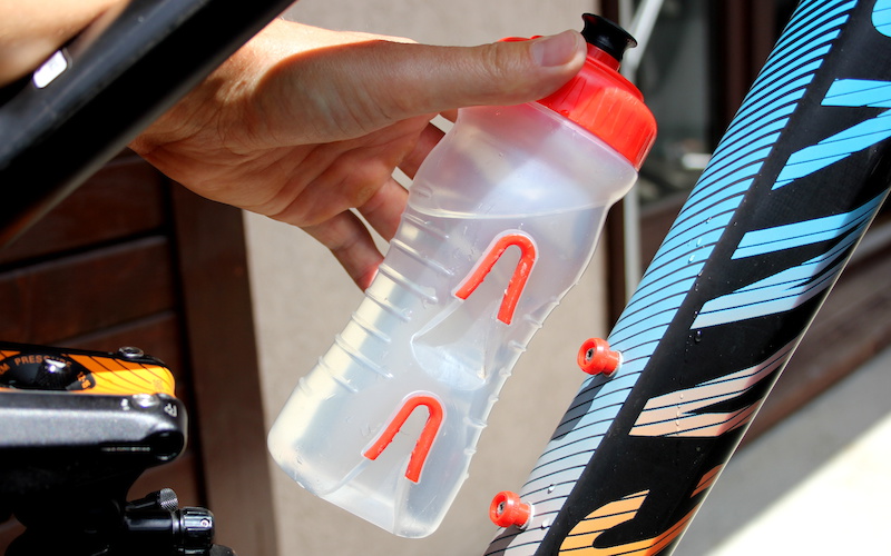 cageless water bottle
