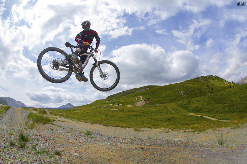 The best thing about riding in Livigno is to ride some big alpine all-mountain trails in the morning and then hitting the Mottolino Fun Mountain jump areas !