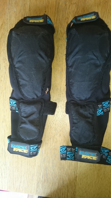 2014 Race Face Flank D30 knee pads size Medium