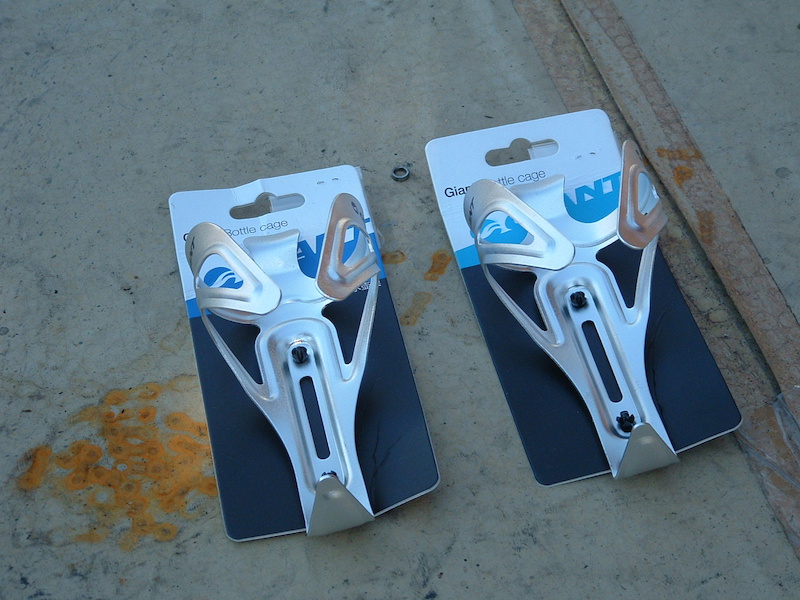 2015 GIANT ALUMINUM WATER BOTTLE CARRIERS