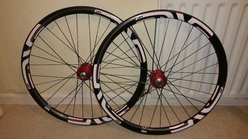 Enve DH 26" Clincher rims,
Chris King ISO hubs,
DT Swiss Competition spokes,
Brass nipples.