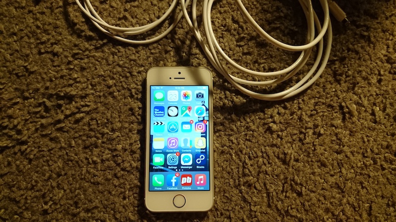 2015 White iPhone 5S Gold 16GB locked to Bell