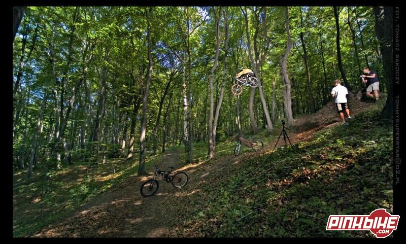 Flying over some bikes.....deep in forest
www.duncon.pl
photo by TommySuperstar 
