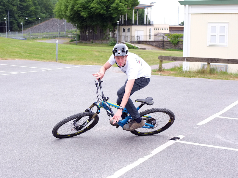 Lee Likes Bikes skills clinic with their first coach in Europe Alex Roberton http www.leelikesbikes.com alex-roberton
