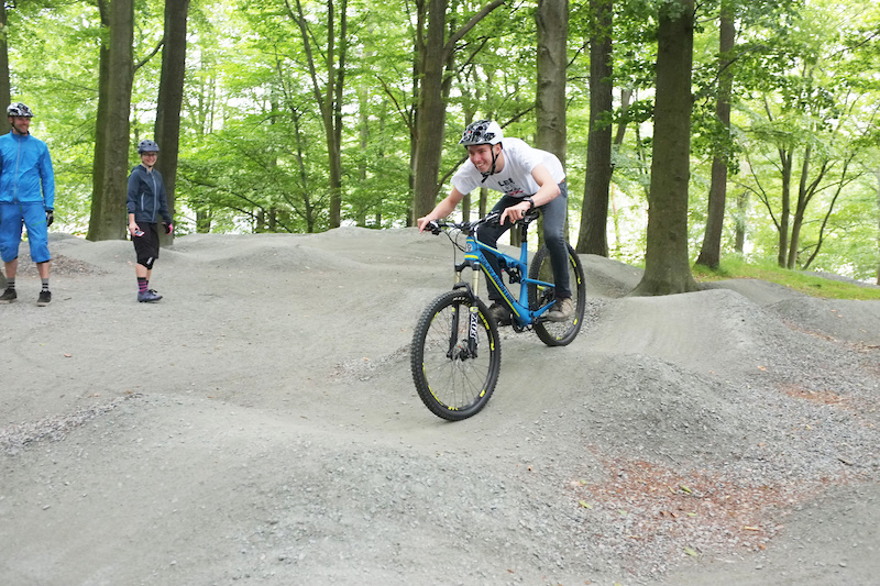 Lee Likes Bikes skills clinic with their first coach in Europe Alex Roberton http www.leelikesbikes.com alex-roberton