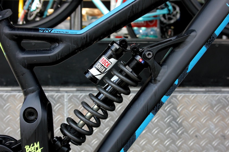 A flip chip at the top shock mount adjusts geometry for 26" or 27.5" wheels.