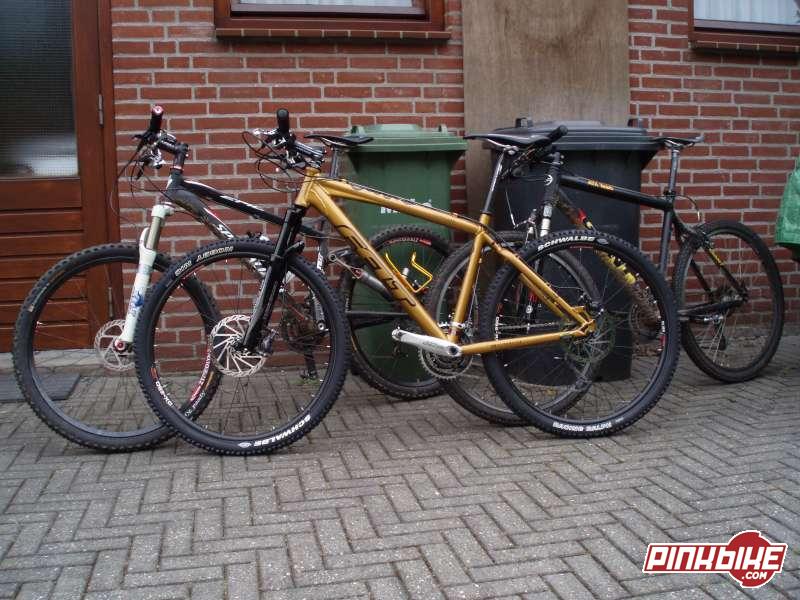 3 bikes,

3x Eggbeaters
3x Selle Italia SLR