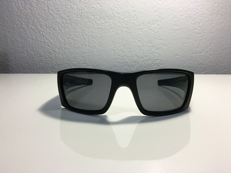 0 Oakley Fuel Cell Sunglasses Matte Black Gray Polarized