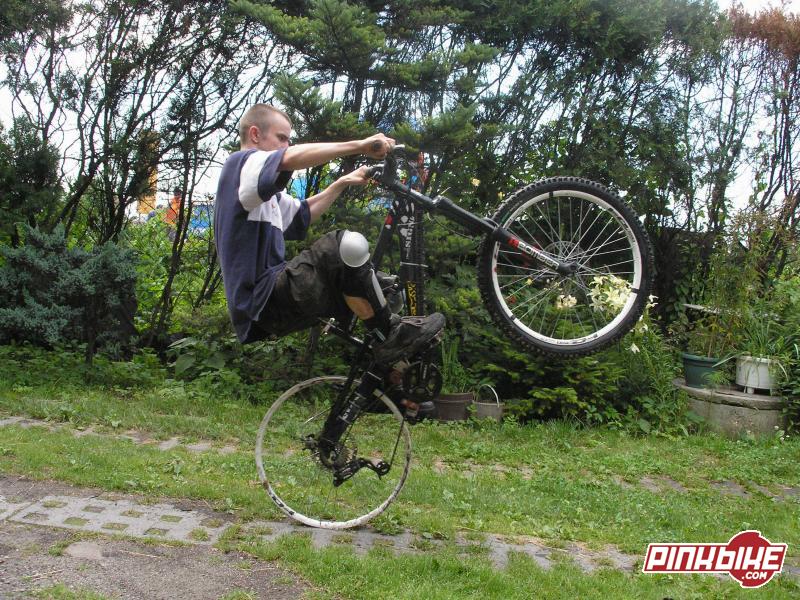 www.bikecrew.prv.pl // no zapomnial chlopak opony :P