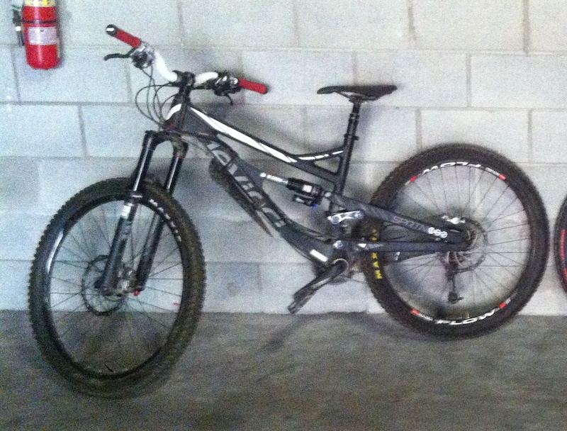 2014 Devinci Spartan with white riser bars and red grips