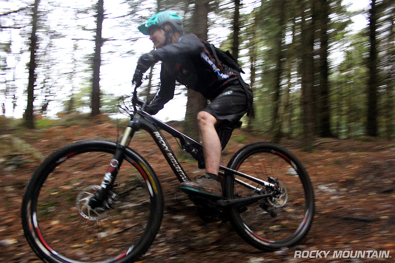 Rocky Mountain Ambassador Rider Laura Griffiths puts the 2016 Instinct 950 MSL to the test!