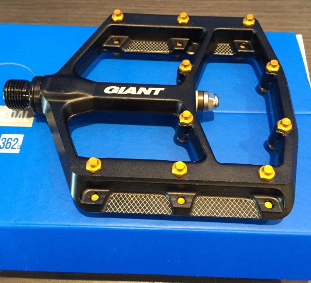 2016 Giant Pinner DH flat pedals