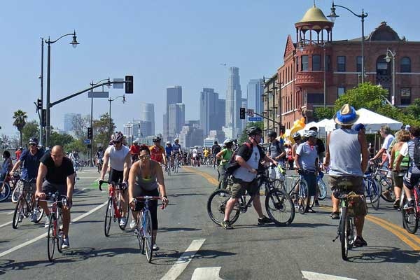 Los Angeles voted for bikes in a bike way. (Image: LowAltitude)