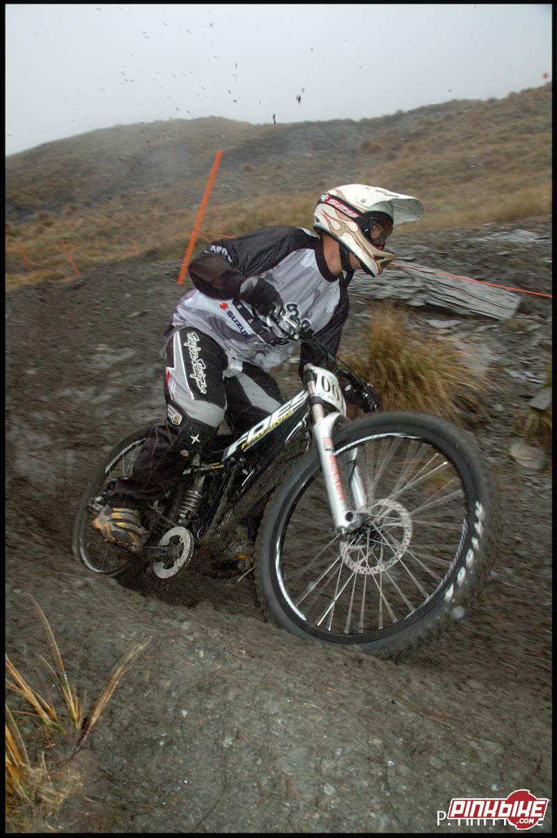 bottoming out a foes dh mono in the mud look at the spring