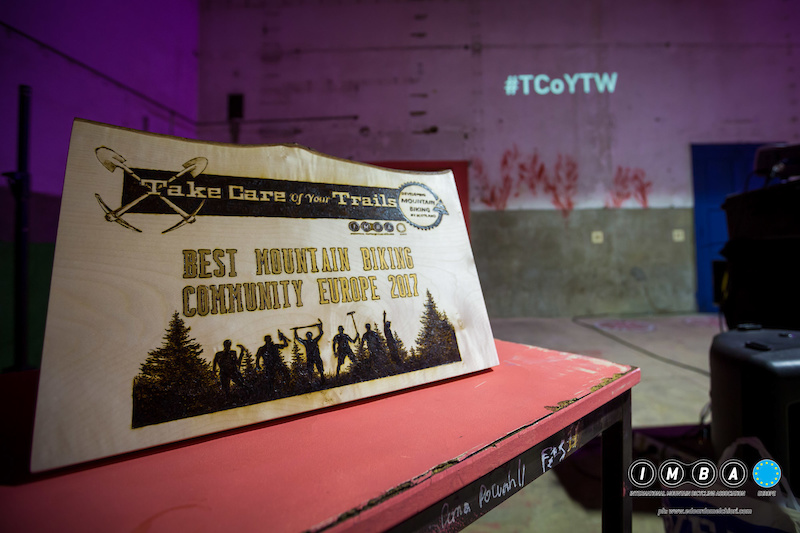 This stunning plaque designed by Scottish artist LeRoc was the award for the best mountain bike community of TCoYTW. ph Edoardo Melchiori Photography www.edoardomelchiori.com
