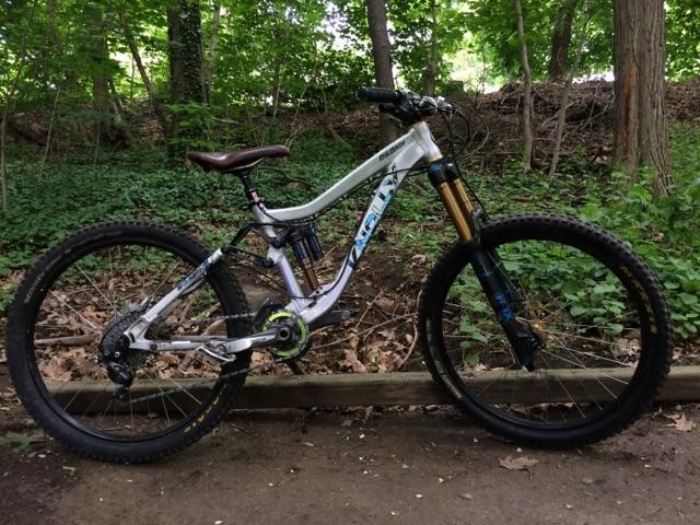 2013 Knolly Chilcotin with custom decals thanks to @nldesigns. Fox 36 with a fox float ctd X in the back. Hope Tech m4 brakes and rotors on race face 6c bars. Sick bike!