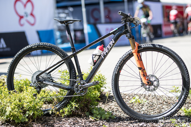 The Radon Jealous has been tweaked even further. The German brand has managed to squeeze more grams and is among the lightest hardtails. Matthias Flückiger chooses not to ride a dropper post in Albstadt.