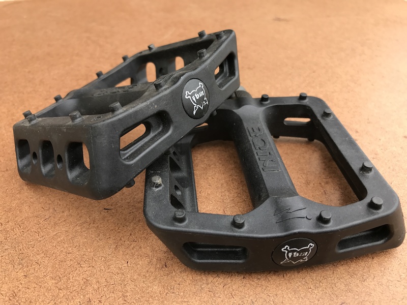 plastic flat pedals