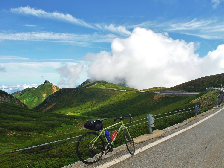 Because summer in Japan is muggy,I hill climb up to altitude 2,700 m.
