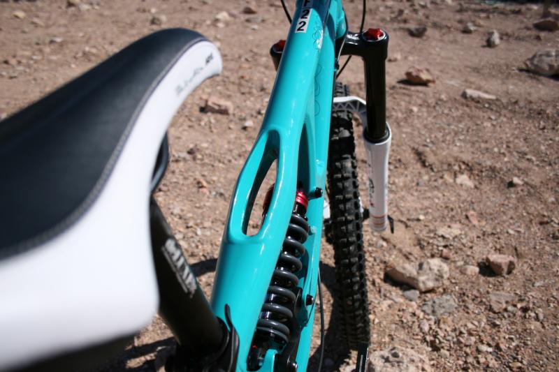 Commencal Furious top tube w/ gap to clear shock resevior