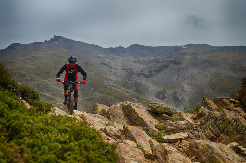 Un Especialista en Cross Country Corriendo Enduro